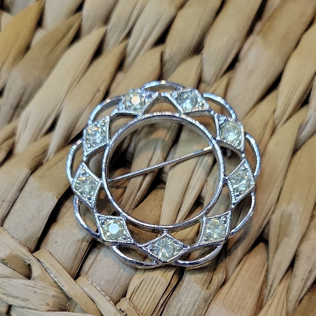 Vintage 1972 Sarah Coventry Sparkle Circle Brooch Silver Rhinestone Gorgeous 50$